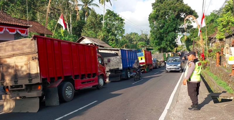 BBM Solar Makin Langka, Antrean Truk Mengisi BBM Mengular | Bali Tribune